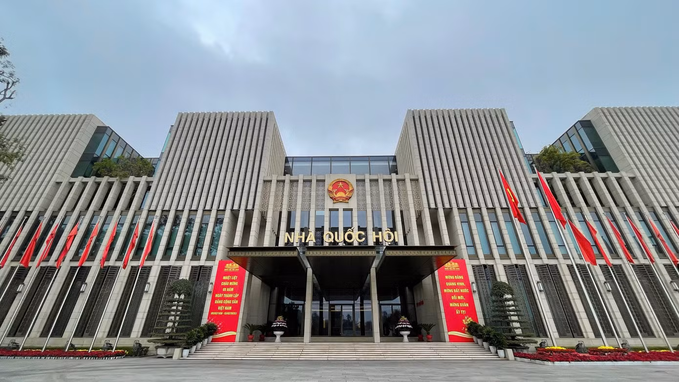 Quang cảnh tại toà nhà Quốc hội, trụ sở Ngân hàng Nhà nước, hay địa chỉ đỏ - nơi thành lập chi bộ Cộng sản đầu tiên ở Việt Nam.