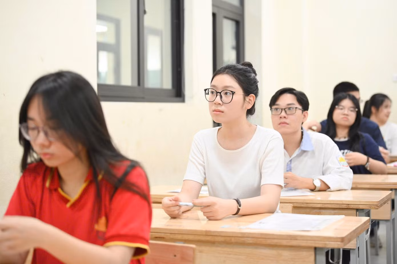 Thí sinh tranh thủ đọc lại thông tin, một số tranh thủ nghỉ ngơi để lấy lại bình tĩnh.