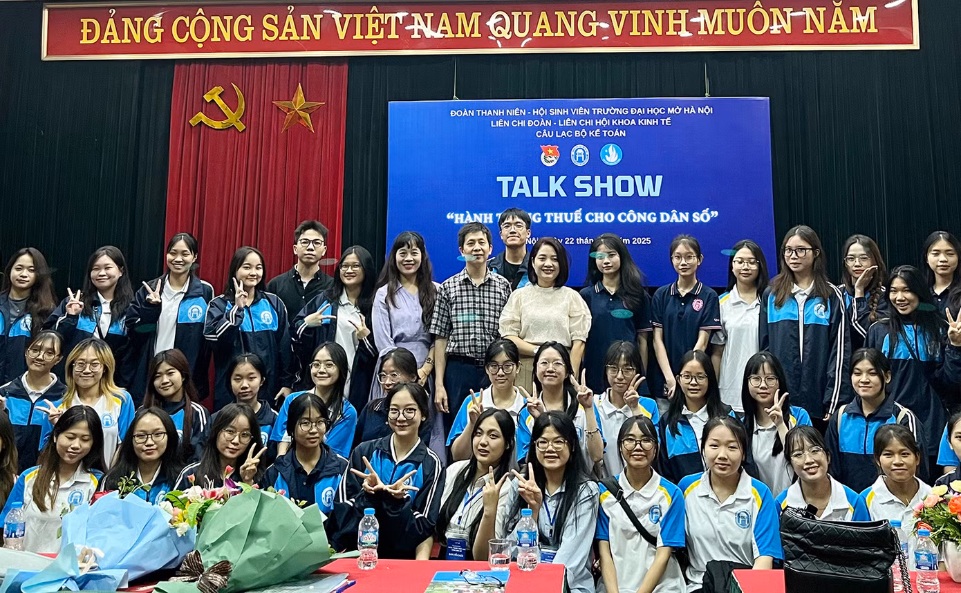 Sinh viên Hà Nội tìm hiểu Nghị định 70 về hóa đơn điện tử. Sinh viên Hà Nội tìm hiểu Nghị định 70 về hóa đơn điện tử.