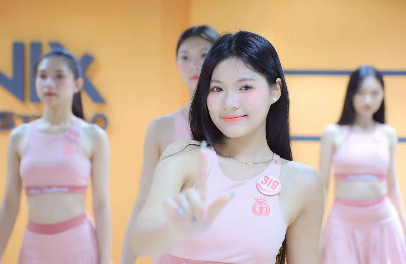 Những gương mặt trên sân tập vũ đạo.