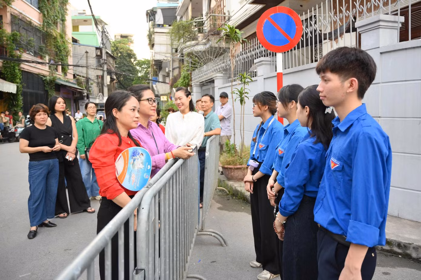 Tại cổng điểm thi, lực lượng sinh viên tình nguyện có mặt từ sớm, hỗ trợ phân luồng giao thông, hướng dẫn phòng thi và động viên thí sinh.