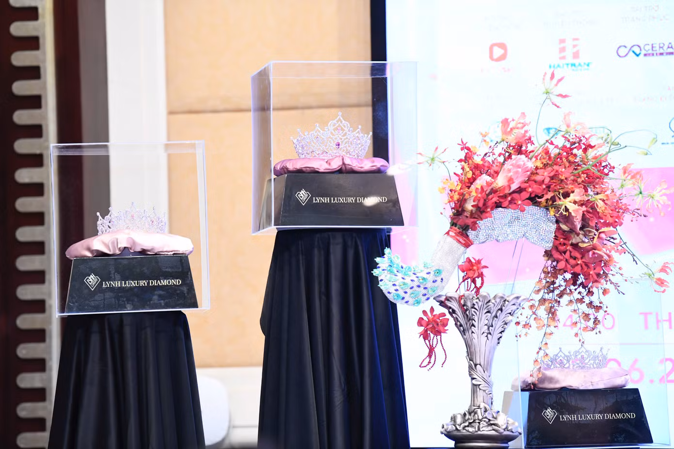 Cận cảnh vương miện và hoa đăng quang dành cho 'Hoa hậu Việt Nam' 2024. Cận cảnh vương miện và hoa đăng quang dành cho 'Hoa hậu Việt Nam' 2024.