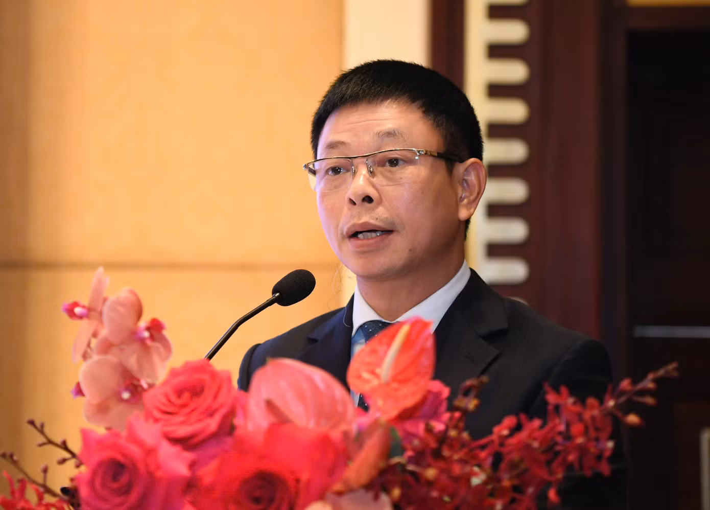 Nhà báo Phùng Công Sưởng - Tổng biên tập Báo Tiền Phong, Trưởng Ban tổ chức cuộc thi. Nhà báo Phùng Công Sưởng - Tổng biên tập Báo Tiền Phong, Trưởng Ban tổ chức cuộc thi.