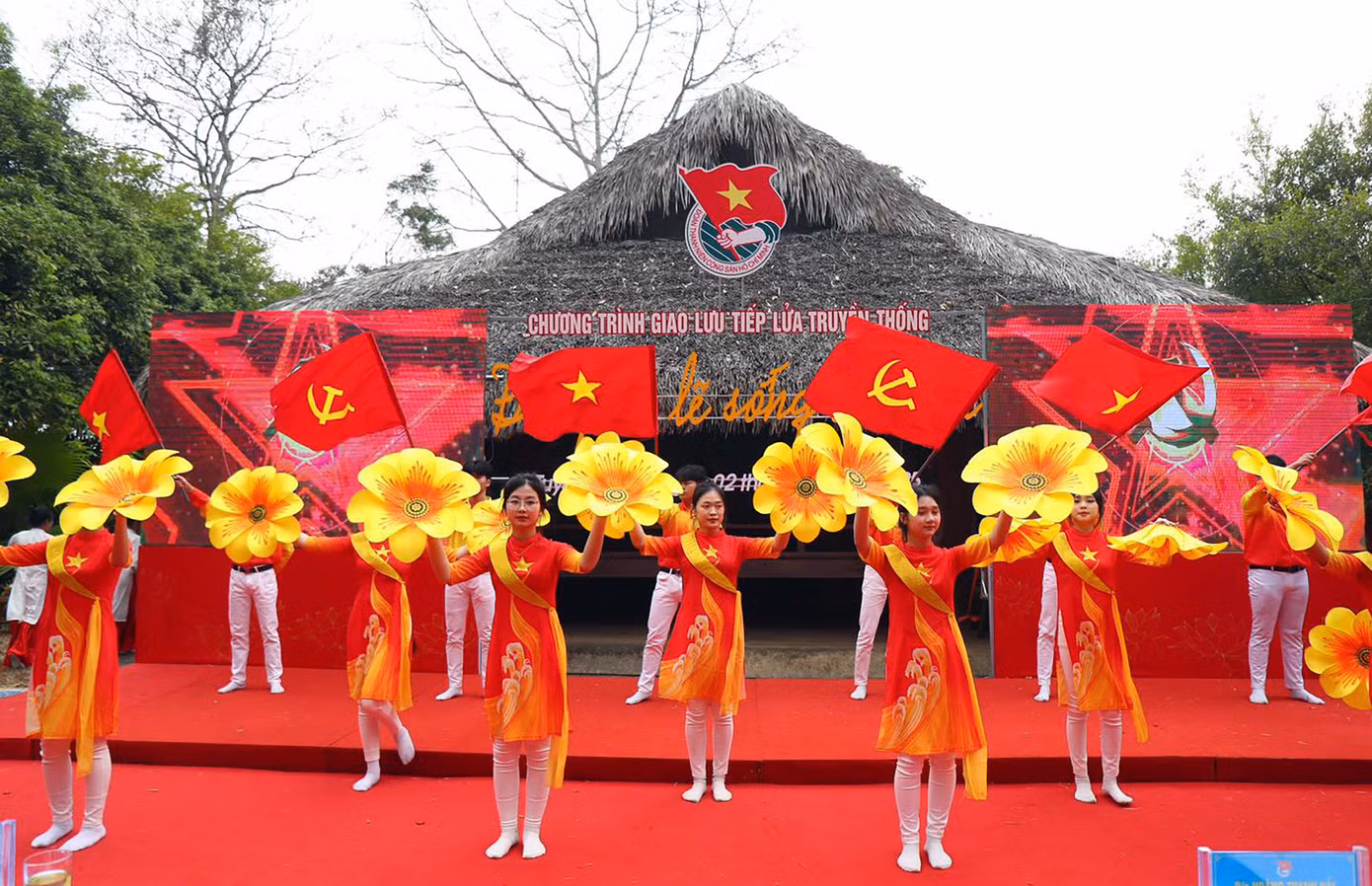 Chương trình giao lưu tiếp lửa truyền thống với chủ đề "Đảng là lẽ sống của tôi". Ảnh: BẢO ANH