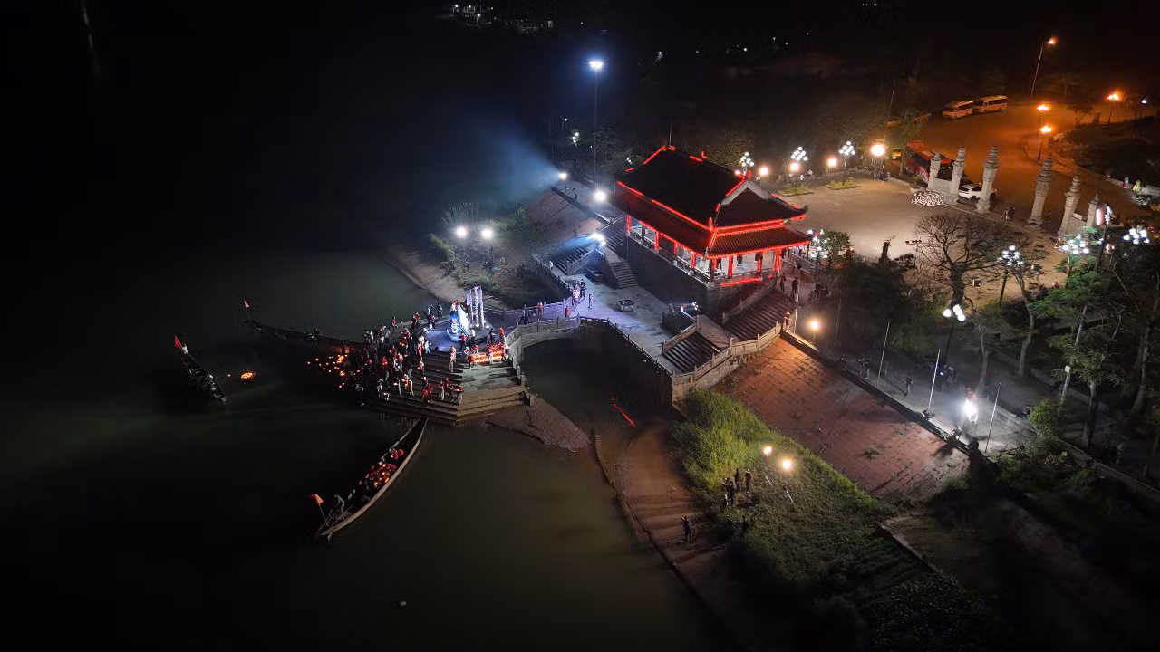 Lễ thả hoa đăng trên sông Thạch Hãn (tỉnh Quảng Trị).