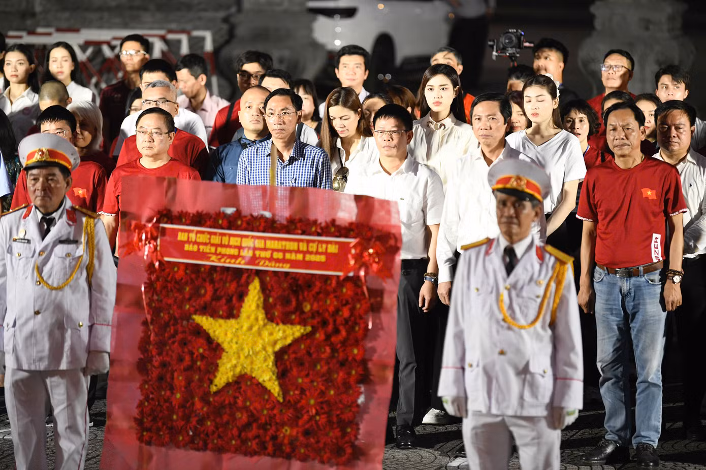 Các đại biểu tham gia Lễ thả hoa đăng trên sông Thạch Hãn (tỉnh Quảng Trị).