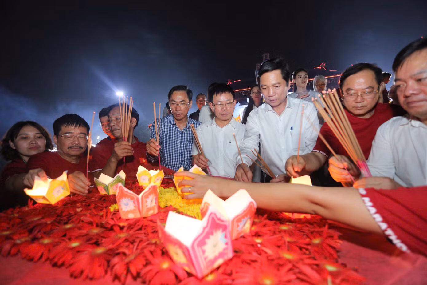 Lễ thả hoa đăng trên sông Thạch Hãn (tỉnh Quảng Trị).
