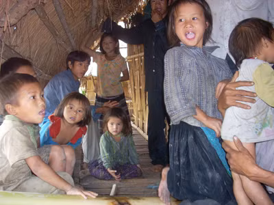 đứa trẻ trong một gia đình người Mông ở huyện Lăk, Đăk Lăk