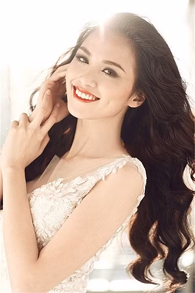 Sở hữu thân hình nuột nà, vóc dáng cân đối, đôi má lúm đồng tiền dễ thương, hoa hậu Diễm Hương luôn xuất hiện đầy thân thiện với diện mạo rạng ngời cùng nụ cười tỏa nắng