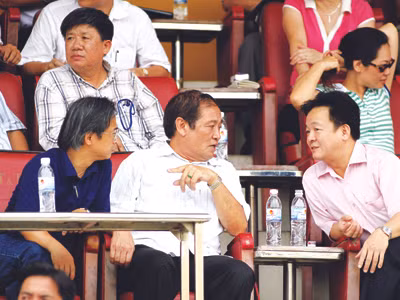 Theo Chủ tịch VFF Nguyễn Trọng Hỷ (giữa), bóng đá VN vẫn rất cần nguồn tiền từ các ông bầu. Ảnh: VSI