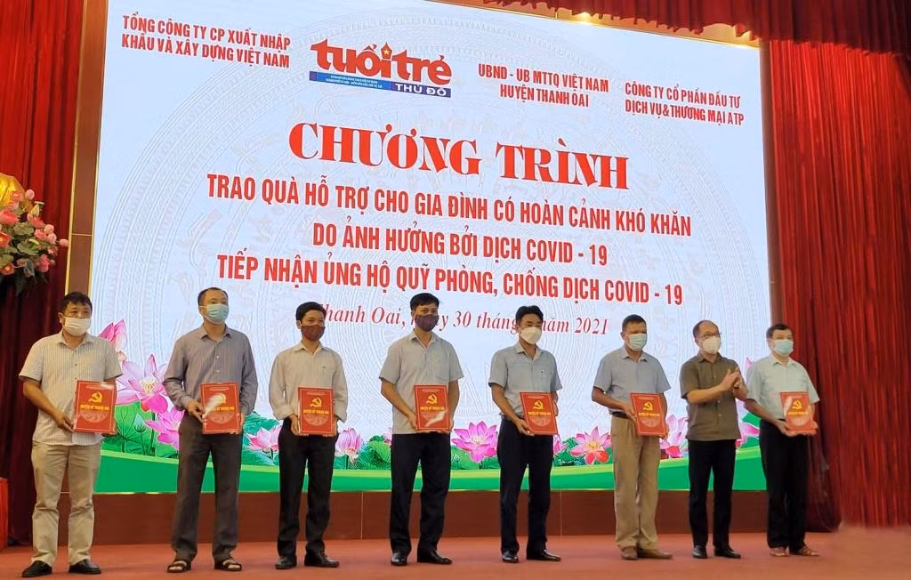 trao quà tới đại diện MTTQ các xã.