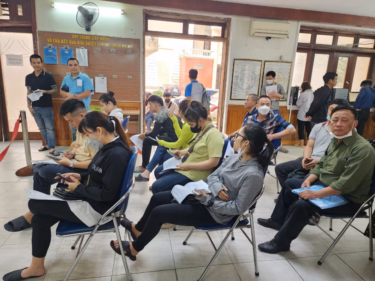 Người dân chờ làm thủ tục cấp Phiếu lý lịch tư pháp tại Sở Tư Pháp Hà Nội