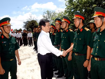 Chủ tịch nước Nguyễn Minh Triết thăm quân và dân huyện đảo Cô Tô, Quảng Ninh Ảnh: Đ.P