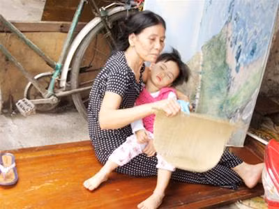 Thu dọn chăn màn đến nơi ở mới Cùng giúp dân chuyển đồ Hạ biển để chuyển đến nhà mới Chất đồ đến nhà mới Cháu bé mệt quá ngủ thiếp trên tay bà trong khi đợi chuyển nhà Thu dọn chăn màn đến nơi ở mới Cùng giúp dân chuyển đồ Hạ biển để chuyển đến nhà mới Chất đồ đến nhà mới Cháu bé mệt quá ngủ thiếp trên tay bà trong khi đợi chuyển nhà