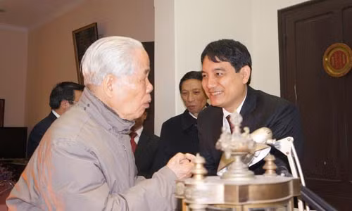 Thông qua anh Nguyễn Đắc Vinh, nguyên Tổng Bí thư bày tỏ mối quan tâm đặc biệt tới thế hệ trẻ. Ảnh: T.Đ