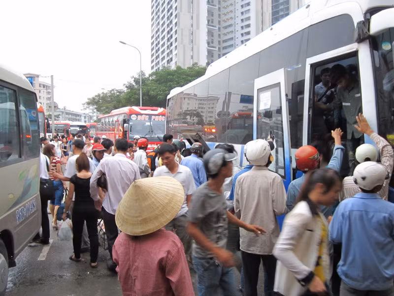 Sưu đợt nghỉ dài người dân lại kéo về thủ đô bắt đầu tuần làm việc mới