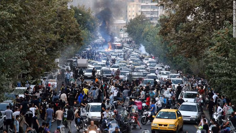 Biểu tình ở Tehran sau cái chết của cô Mahsa Amini ngày 21/9. Ảnh: Getty Images. Biểu tình ở Tehran sau cái chết của cô Mahsa Amini ngày 21/9. Ảnh: Getty Images.
