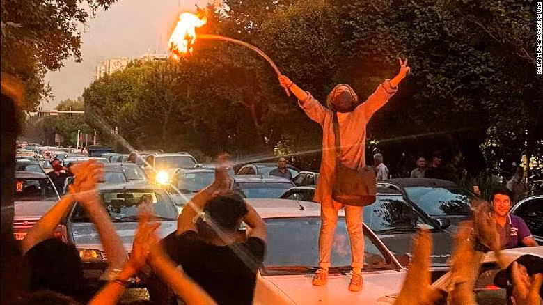 Một phụ nữ đốt cháy khăn trùm đầu trong cuộc biểu tình ở trung tâm Tehran. Ảnh: Sipa USA. Một phụ nữ đốt cháy khăn trùm đầu trong cuộc biểu tình ở trung tâm Tehran. Ảnh: Sipa USA.