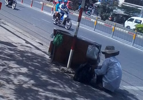 Một người đàn ông chuẩn bị 