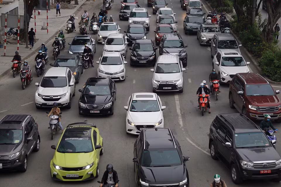Cửa ngõ Thủ đô tấp nập phương tiện ngày cuối hết cách ly toàn xã hội ảnh 3