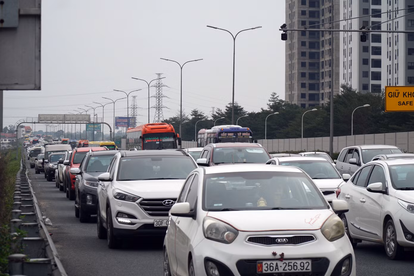 Người dân trở lại Hà Nội sau Tết, cao tốc Pháp Vân - Cầu Giẽ tắc dài ảnh 6
