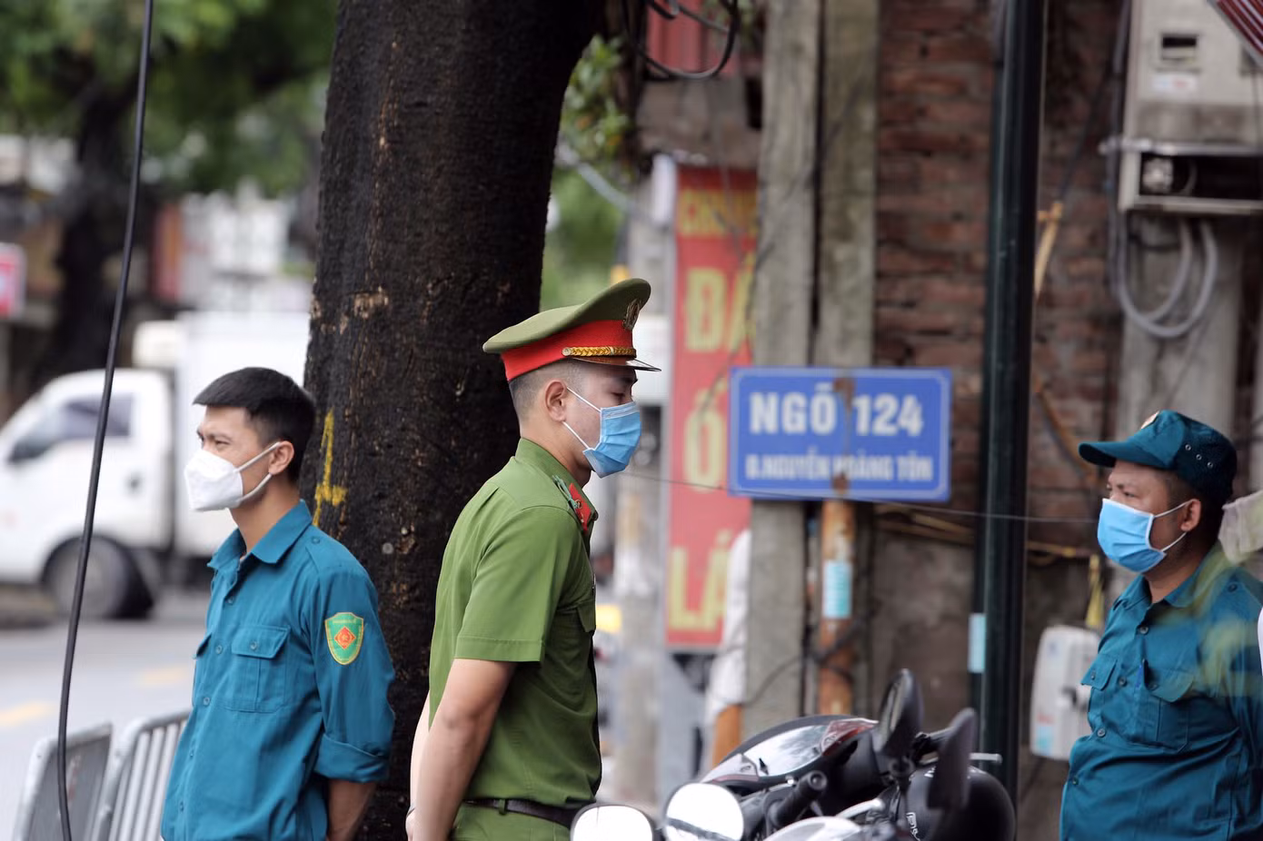 Hà Nội lập chốt phong tỏa khu phố có ca mắc mới COVID-19 ảnh 2