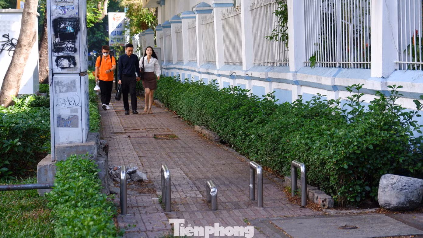 Cũng theo Sở Giao thông công chánh TPHCM, hiện nay trên vỉa hè một số tuyến đường vẫn đang duy trì thanh chắn ngang vỉa hè. Mục đích của các thanh chắn này trước đây là để ngăn không cho xe máy chạy lên. Qua thời gian, một số thanh chắn bị hư hỏng gây mất mỹ quan đô thị và gây khó khăn cho người đi bộ, người khuyết tật.