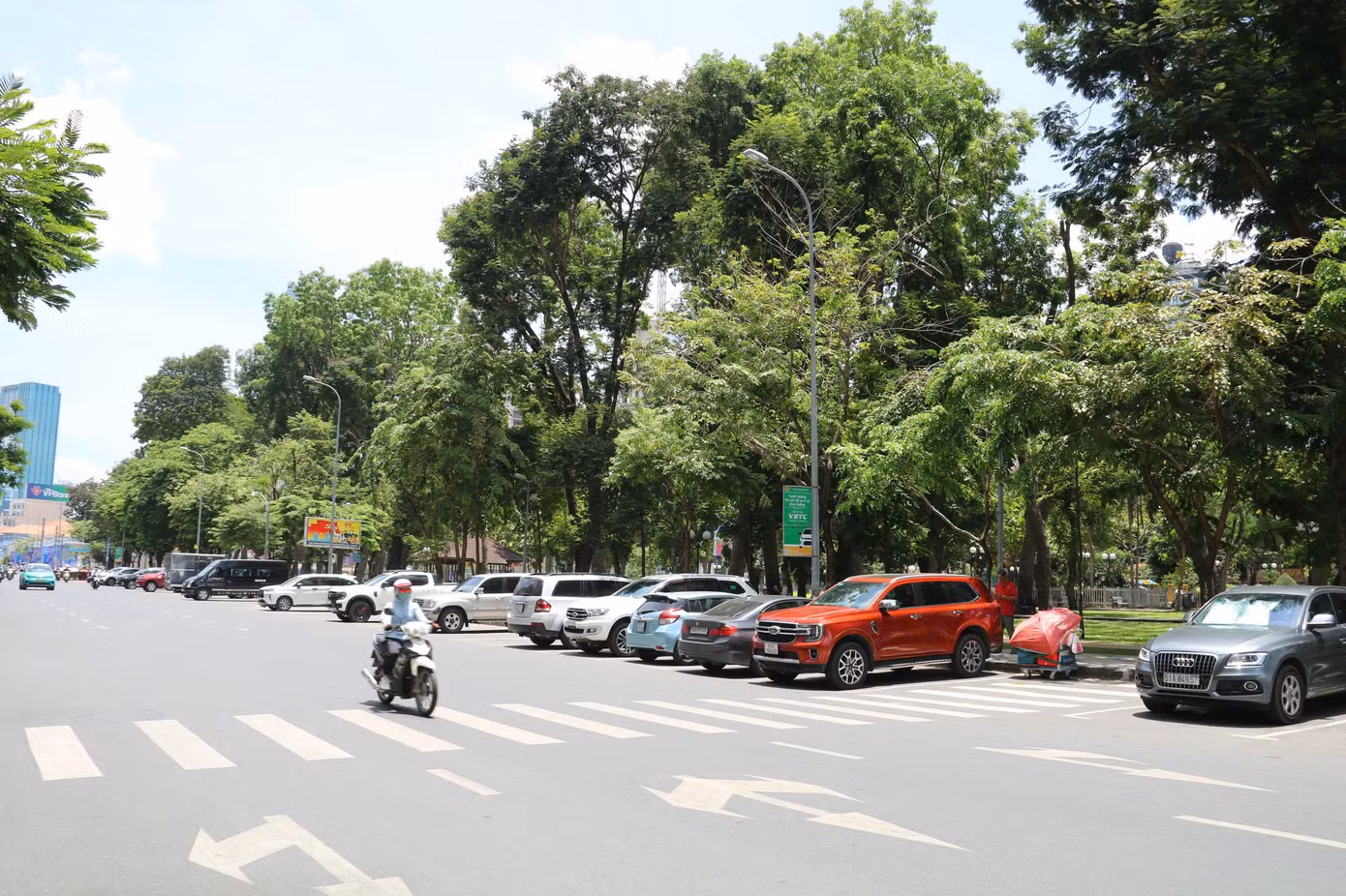 Một điểm đỗ xe ô tô có thu phí theo giờ trên đường Lê Lai, quận 1. Ảnh: CTV