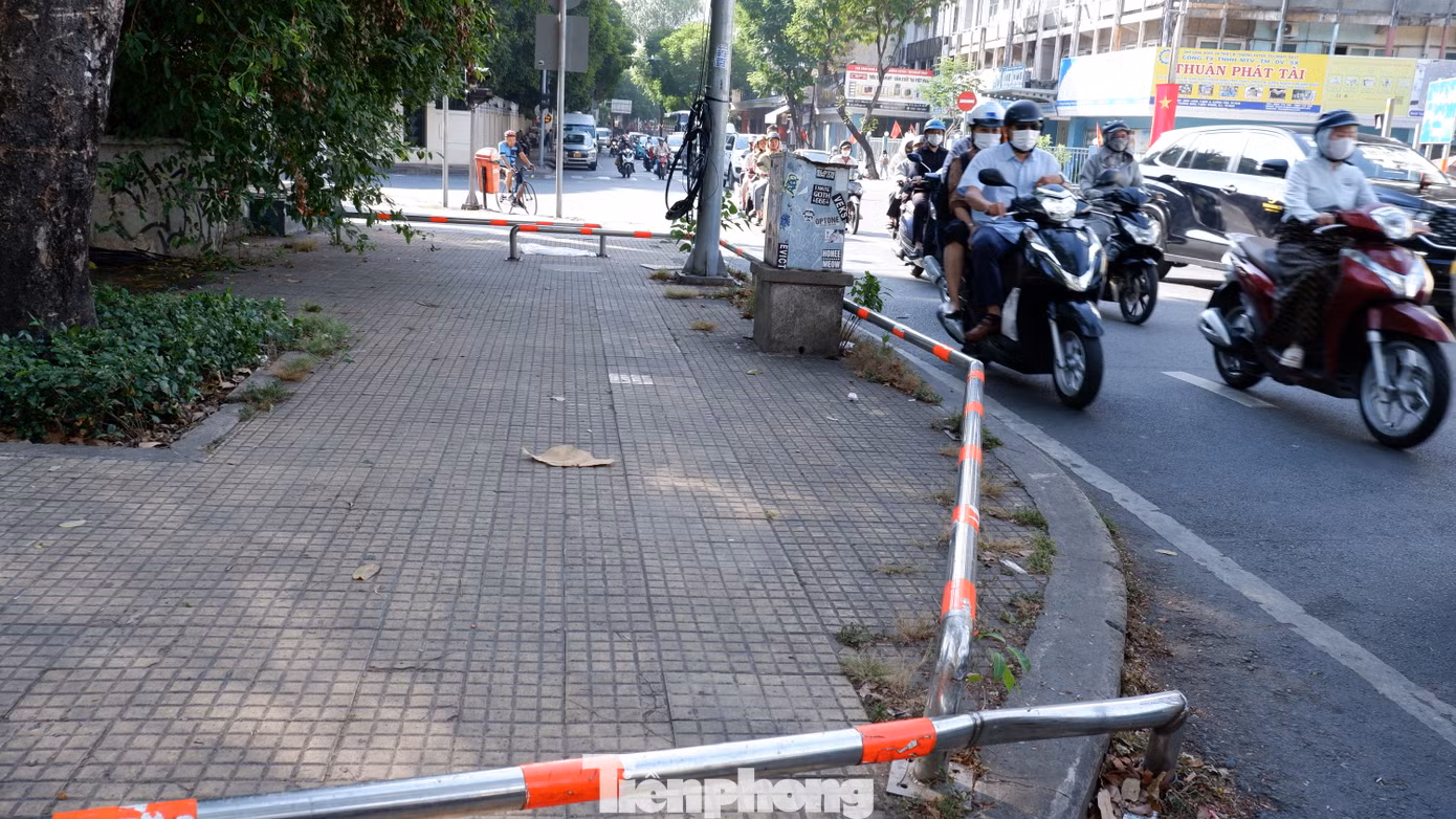 Sau 8 năm triển khai, bên cạnh mặt tích cực, vẫn còn nhiều ý kiến cho rằng rào chắn lắp đặt trên vỉa hè gây khó cho người khuyết tật sử dụng xe lăn, người khiếm thị khi di chuyển. Ảnh: Đoạn vỉa hè đường Trương Định, đoạn qua công viên Tao Đàn (quận 1) được rào chắn.