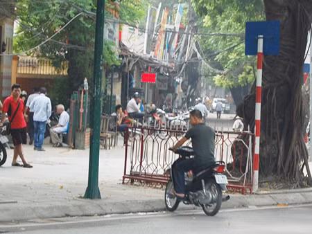 Nhiều người vẫn tìm cách bỏ chạy khi bị lực lượng CSGT ra hiệu lệnh dừng xe