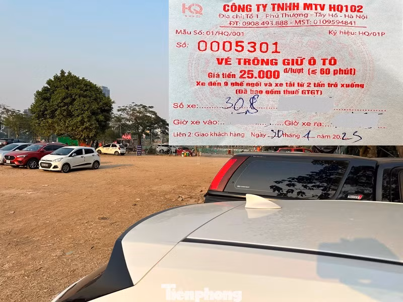 Tại bãi xe chính (đất dự án chưa sử dụng) cạnh phủ Tây Hồ, của Cty TNHH MTV HQ102, địa chỉ tại tổ 1 - Phú Thượng, quận Tây Hồ, Hà Nội, khách vào gửi xe nhân viên không đưa vé, thu "nóng" 50.000 đồng/xe ô tô, trong khi giá niêm yết và ghi trong vé là 25.000 đồng/xe (lượt 60 phút).