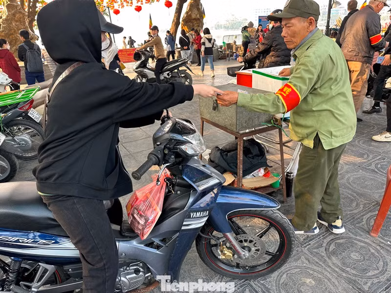 Giá trông xe máy đang được quy định tại khu vực đền, chùa là 5.000 đồng/xe máy, ô tô là 25.000 đồng/lượt 60 phút, nhưng những ngày đầu năm vừa qua, khách đến đây bị thu 10.000 đồng/xe máy (cao gấp đôi), ô tô từ 50.000 - 75.000 đồng (cao gấp đôi, gấp ba). Theo ghi nhận, trong nhiều năm qua, tình trạng vi phạm này năm nào cũng xảy ra.