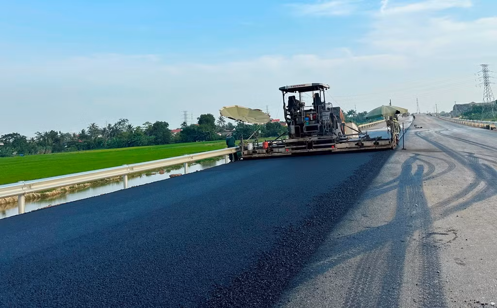 Phần việc tại dự án đang được chủ đầu tư là Ban Quản lý dự án 6, Bộ GTVT cùng các nhà thầu đốc thúc, khẩn trương thi công là hoàn thiện các lớp móng mặt đường, thảm bê tông nhựa.
