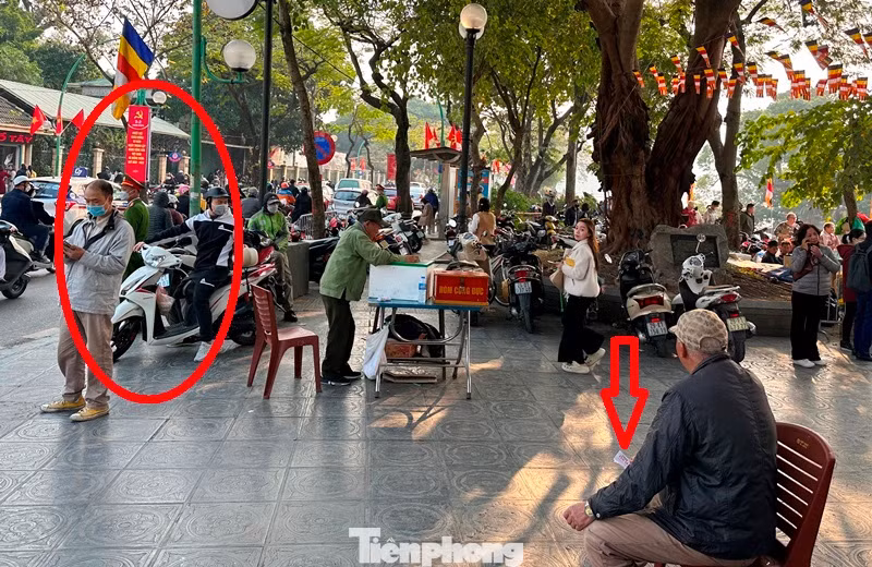Bãi xe tại chùa Trấn Quốc lấn chiếm diện tích, thu giá chặt chém và sử dụng vé tự in sai quy định (mũi tên)... Tại một số thời điểm, có công an đứng làm nhiệm vụ (vòng tròn) ở đây.