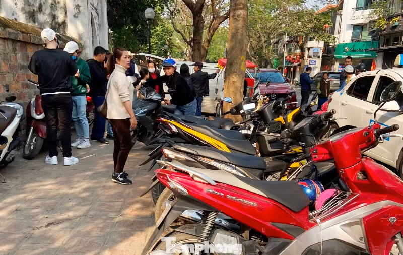 Vỉa hè xung quanh khu di tích Quốc Tử Giám nhan nhản bãi xe lậu chặt chém giá.