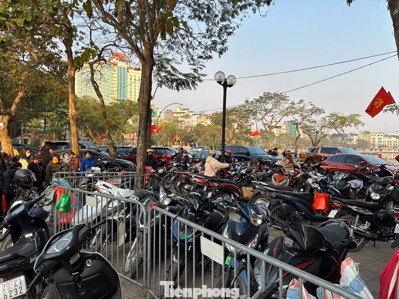 Bãi trông xe máy, ô tô tại chùa Trấn Quốc (quận Tây Hồ) chiếm toàn bộ vỉa hè, đường ven Hồ Tây và mỗi ngày đang có cả vạn lượt xe ra vào. Ngoài lần chiếm diện tích công cộng bãi xe này có giá gấp đôi, gấp ba giá quy định.