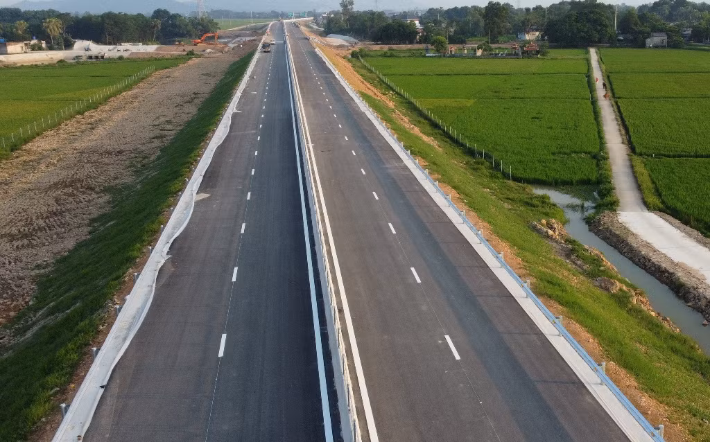 Đề cập đến khối lượng thi công tại dự án, ông Thắng cho biết, hiện công trình đã đạt khối lượng trên 90%, dự án đang tập trung thảm đường ở các gói thầu XL01, XL03. "Công việc thi công và hoàn thiện móng mặt đường, các nhà thầu cam kết thi công xong trước 25/8; sau đó hoàn thiện các hạng mục như đèn chiếu sáng, thiết đảm bảo giao thông, phục vụ dự án thông xe vào dịp Quốc khánh 2/9 tới", ông Thắng nói.
