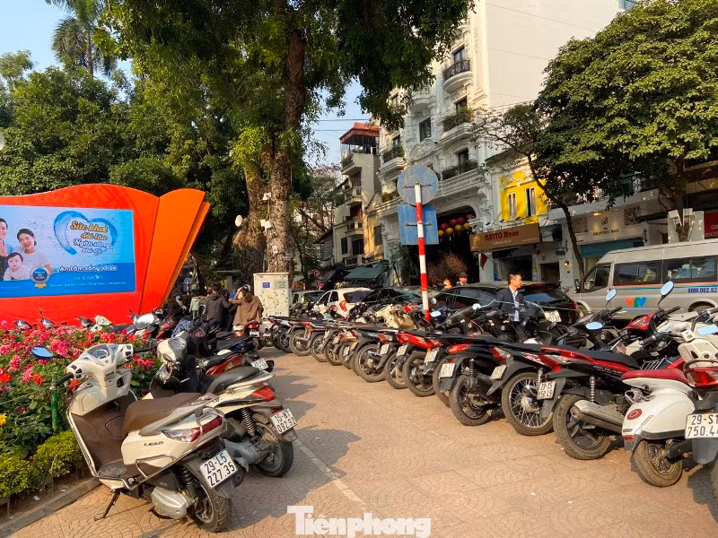 Tại khu vực hồ Hoàn Kiếm, tình trạng bãi xe chiếm dụng diện tích công cộng, thu giá chặt chém cũng đang xảy ra với các điểm trông xe tại đền Ngọc Sơn, tượng đài Quyết tử, đường đôi Đinh Tiên Hoàng...