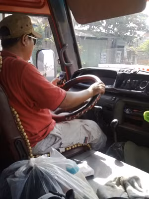 Tài xế Sơn một tay lái xe, còn một tay bấm điện thoại. ẢNH: mạnh thắng