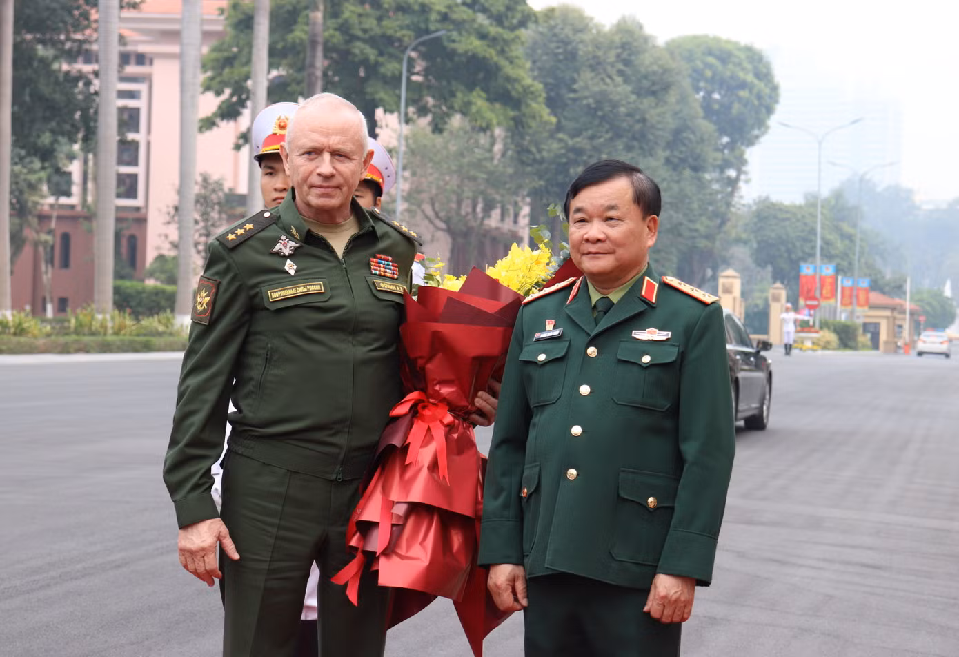 Thượng tướng Hoàng Xuân Chiến tặng hoa chào mừng Thượng tướng A-lếch-xan-đơ Pho-min.