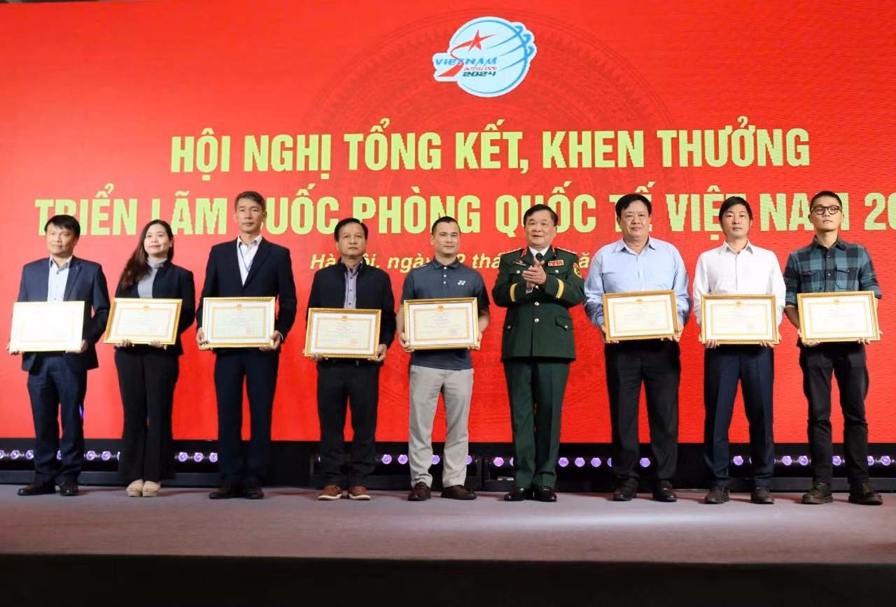 Thượng tướng Hoàng Xuân Chiến trao bằng khen của Bộ trưởng Quốc phòng tặng các doanh nghiệp cung cấp dịch vụ cho triển lãm. Thượng tướng Hoàng Xuân Chiến trao bằng khen của Bộ trưởng Quốc phòng tặng các doanh nghiệp cung cấp dịch vụ cho triển lãm.