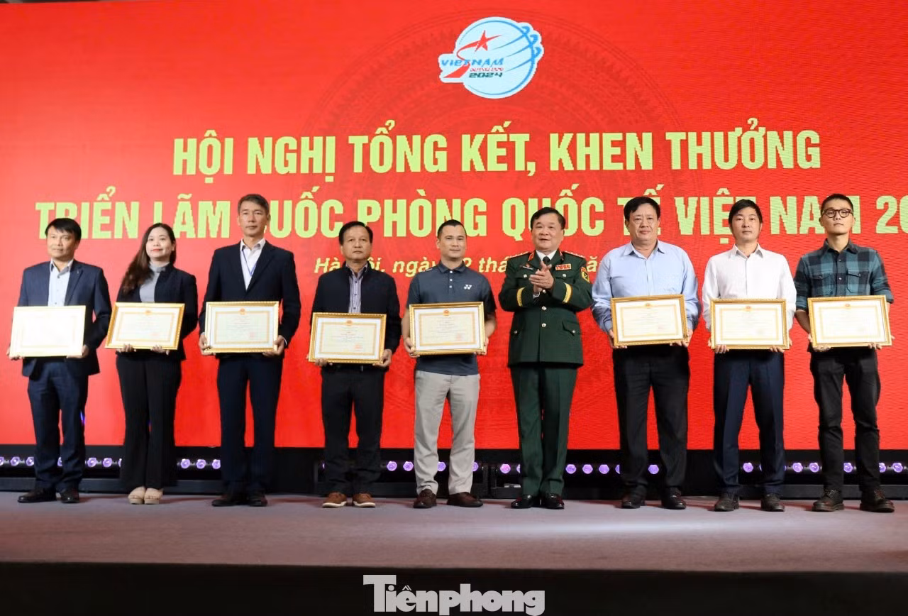 Thượng tướng Hoàng Xuân Chiến trao bằng khen của Bộ trưởng Quốc phòng tặng các doanh nghiệp cung cấp dịch vụ cho triển lãm. Thượng tướng Hoàng Xuân Chiến trao bằng khen của Bộ trưởng Quốc phòng tặng các doanh nghiệp cung cấp dịch vụ cho triển lãm.