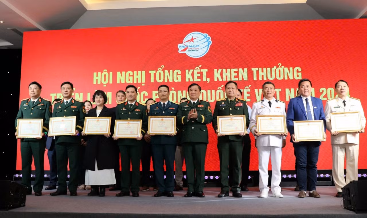 Thượng tướng Hoàng Xuân Chiến trao bằng khen của Bộ trưởng Bộ Quốc phòng tặng các đơn vị có thành tích xuất sắc trong thực hiện nhiệm vụ tại triển lãm. Thượng tướng Hoàng Xuân Chiến trao bằng khen của Bộ trưởng Bộ Quốc phòng tặng các đơn vị có thành tích xuất sắc trong thực hiện nhiệm vụ tại triển lãm.