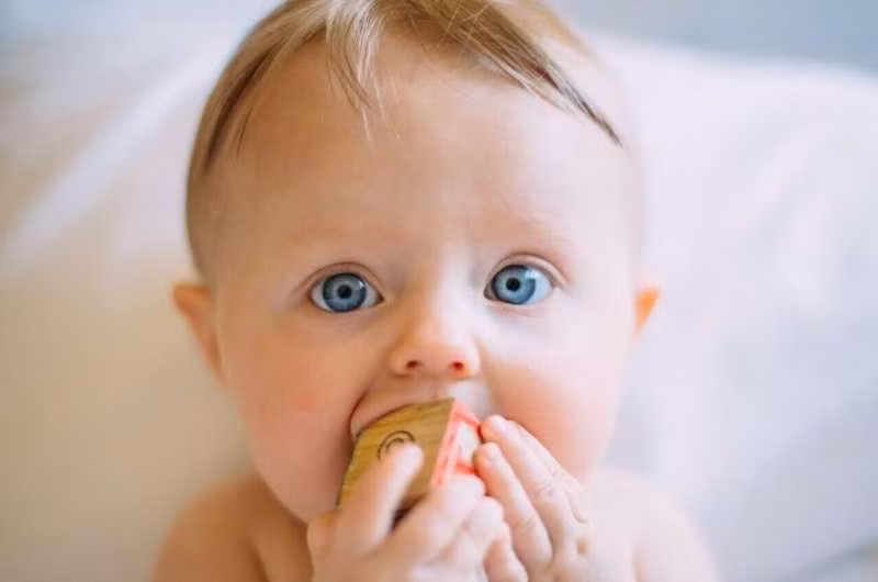 Cách ly xã hội trong thời gian đại dịch COVID-19 sẽ làm cho giao tiếp xã hội của trẻ sơ sinh kém đi. Cách ly xã hội trong thời gian đại dịch COVID-19 sẽ làm cho giao tiếp xã hội của trẻ sơ sinh kém đi.