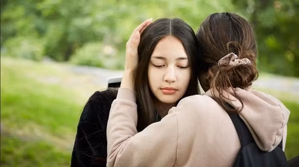 Con cần sự ủng hộ của bố mẹ, đôi khi với tư cách những người lớn hơn, và đôi khi với tư cách những người bạn. Ảnh minh họa: Maskot/ Getty Images.