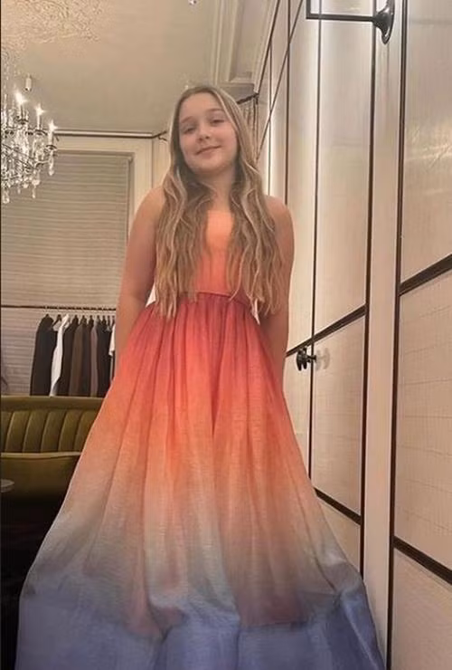 Ít ngày trước, Harper mặc bộ váy Zimmermann giá 1.600 bảng (45 triệu đồng), trông như công chúa. Ảnh: Instagram. Ít ngày trước, Harper mặc bộ váy Zimmermann giá 1.600 bảng (45 triệu đồng), trông như công chúa. Ảnh: Instagram.
