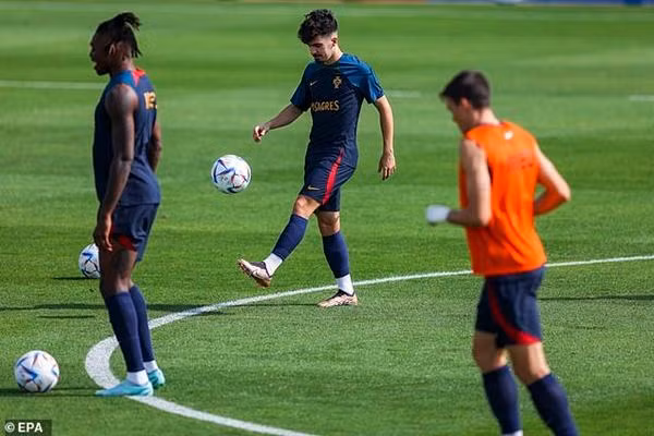 Ronaldo không tập ngoài sân cùng các cầu thủ dự bị trong trận đấu trước. Ảnh: EPA.