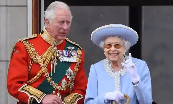 Những đồng tiền có hình Nữ hoàng Elizabeth II sẽ được thay thế dần bằng tiền có hình Vua Charles III. Ảnh: Daniel Leal/ AFP/ Getty.