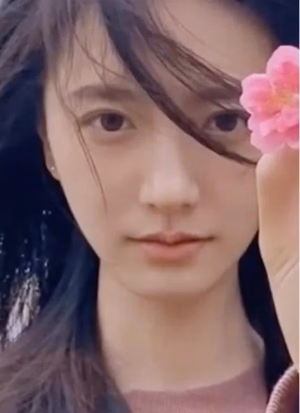 Cô Trương có ngoại hình như một diễn viên. Ảnh: Weibo Cô Trương có ngoại hình như một diễn viên. Ảnh: Weibo