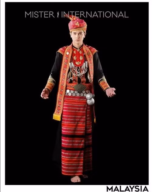 Nam vương Malaysia trong trang phục dân tộc. Ảnh: Instagram.